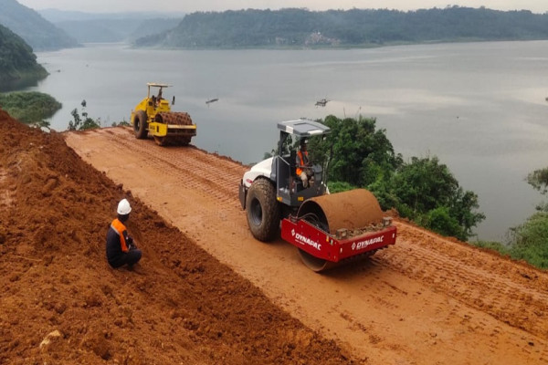 Truk Subkon Waskita Karya Distop, Proyek Penahan Tsunami Pantai Tanjung Lesung Terancam Terhenti
