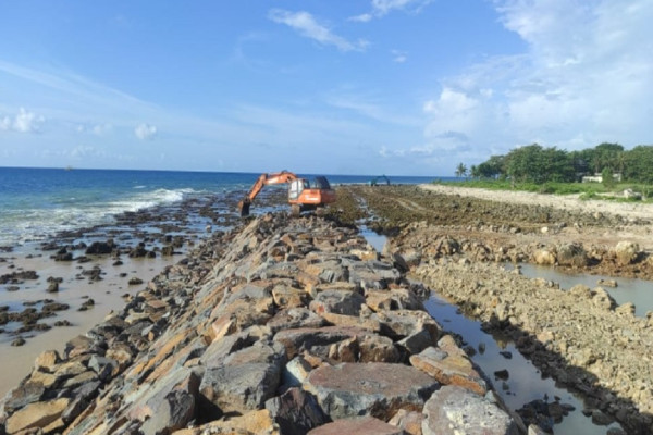 Truk Subkon Waskita Karya Distop, Proyek Penahan Tsunami Pantai Tanjung Lesung Terancam Terhenti