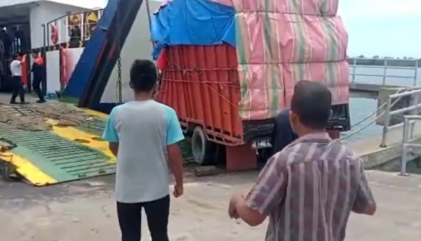 Detik-detik Truk Sembako Terjun Bebas ke Laut di Pelabuhan Meulaboh