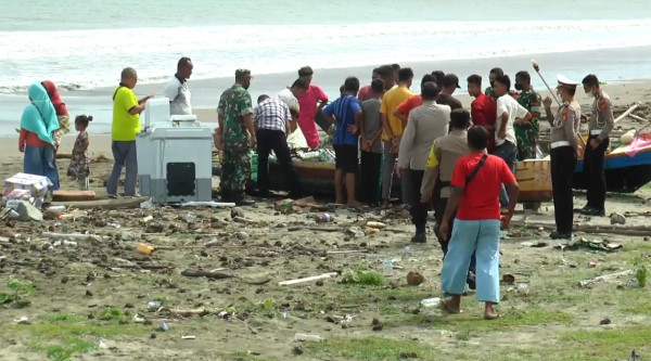Detik-detik Truk Sembako Terjun Bebas ke Laut di Pelabuhan Meulaboh