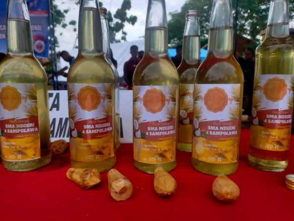 Bupati Buton Selatan Turut Membuat Minyak Kelapa Tradisional bersama Siswa SMA/SMK