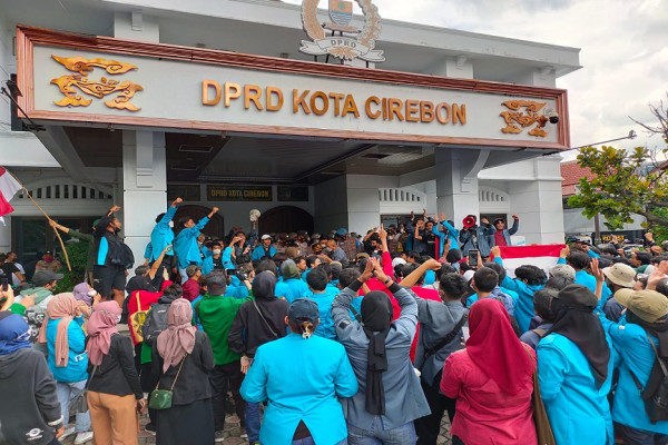 Mahasiswa Tolak Jabatan Presiden 3 Periode, Terlibat Ricuh di Depan Gedung DPRD Cirebon