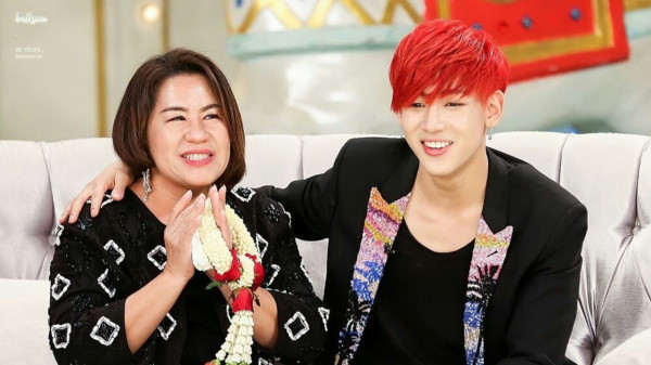 3 Idol K-Pop yang Garang di Panggung, tapi Takut pada Ibunya