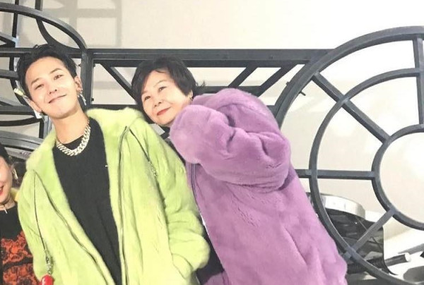 3 Idol K-Pop yang Garang di Panggung, tapi Takut pada Ibunya