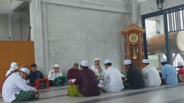 Nuansa Teduh Masjid Al Hurriyah, Bagi Takjil Buat Commuter