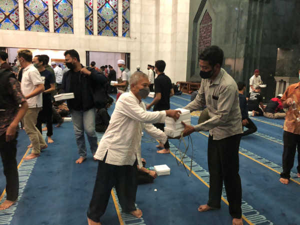 Puasa, Masjid Bimantara Bagikan Ratusan Takjil Gratis Setiap Hari