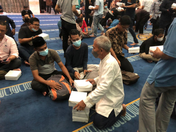 Puasa, Masjid Bimantara Bagikan Ratusan Takjil Gratis Setiap Hari