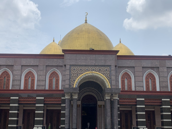 Megahnya Masjid Kubah Emas, Destinasi Wisata Religi di Kota Depok