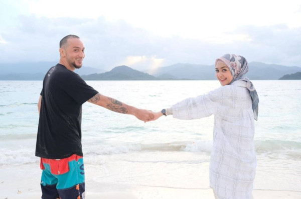 5 Artis Indonesia yang Rujuk Usai Bercerai, Masih Saling Sayang
