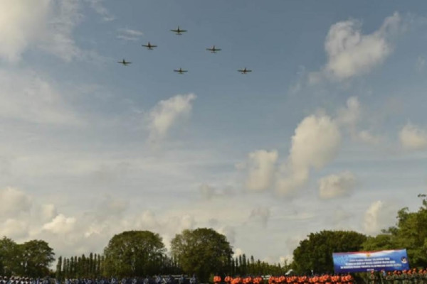 Manuver Pesawat Tempur F16 Meriahkan HUT Ke-76 TNI AU di Lanud Dirgantara AAU