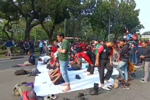 Adzan Ashar di Tengah Massa Aksi 11 April Bikin Suasana Senyap Seketika