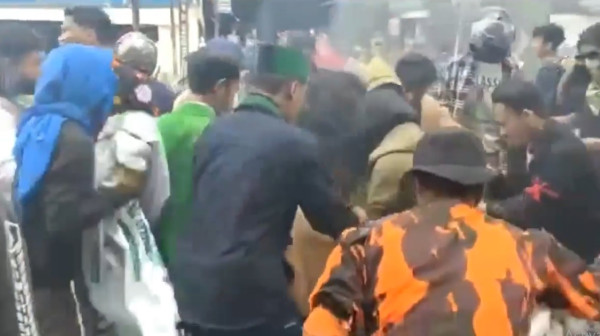 Asyik Demo, Seorang Mahasiswa di Bone Tersambar Api saat Bakar Ban