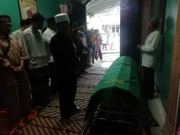 Sedih, Jenazah Ona Sutra Dibawa ke Pemakaman dengan Mobil Bak Terbuka