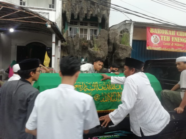 Sedih, Jenazah Ona Sutra Dibawa ke Pemakaman dengan Mobil Bak Terbuka