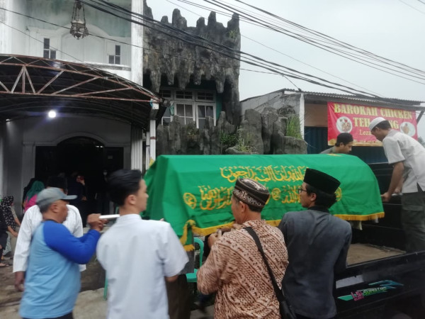 Detik-detik Pemakaman Ona Sutra Nasution Berlangsung Haru