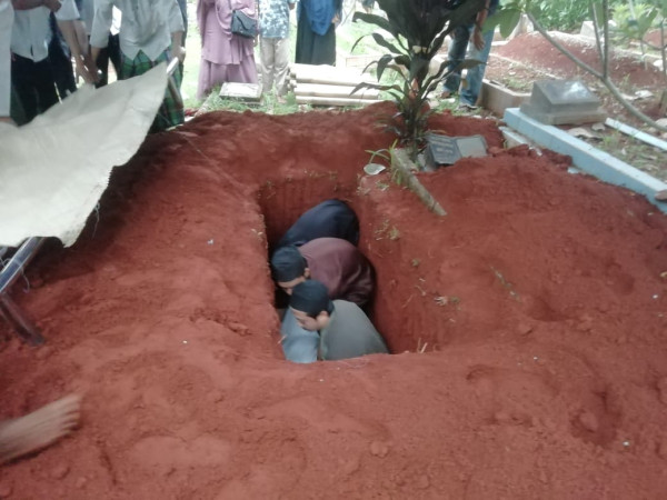 Detik-detik Pemakaman Ona Sutra Nasution Berlangsung Haru