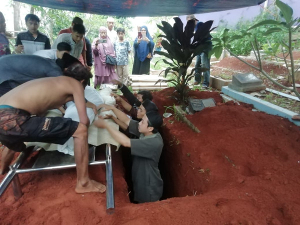 Detik-detik Pemakaman Ona Sutra Nasution Berlangsung Haru