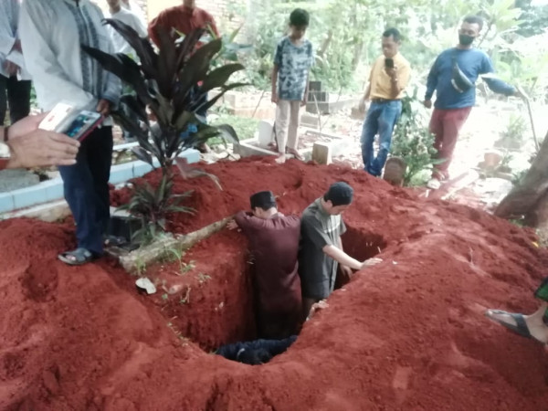 Detik-detik Pemakaman Ona Sutra Nasution Berlangsung Haru