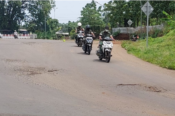 Baru 3 Bulan Selesai Dibangun Jalan Lingkar Kebun Raya Cibinong Sudah Retak dan Berlubang