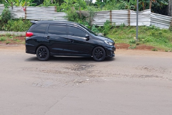 Baru 3 Bulan Selesai Dibangun Jalan Lingkar Kebun Raya Cibinong Sudah Retak dan Berlubang