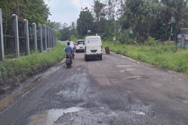 Baru 3 Bulan Selesai Dibangun Jalan Lingkar Kebun Raya Cibinong Sudah Retak dan Berlubang