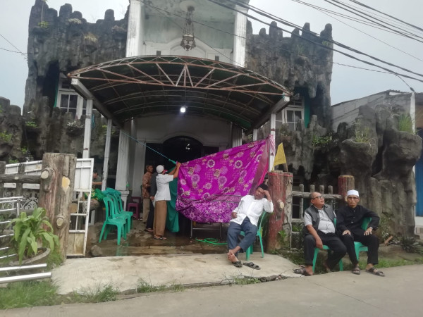 Pedangdut Ona Sutra Nasution Dimakamkan di TPU Tanah Hehe, Depok