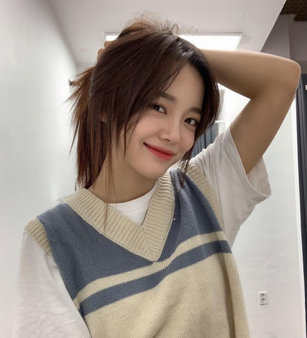 7 Inspirasi Outfit Simpel tapi Kece dari Kim Sejeong 'Business Proposal'