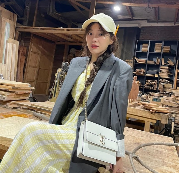 7 Inspirasi Outfit Simpel tapi Kece dari Kim Sejeong 'Business Proposal'
