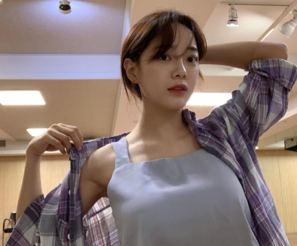 7 Inspirasi Outfit Simpel tapi Kece dari Kim Sejeong 'Business Proposal'