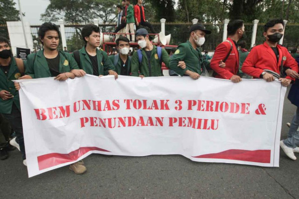 Meredam Penolakan Wacana Tunda Pemilu di Hari Minggu
