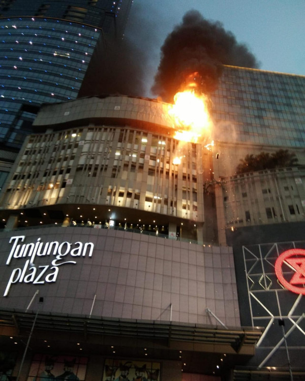 BREAKING NEWS! Tunjungan Plaza Surabaya Terbakar, Pengunjung Berhamburan