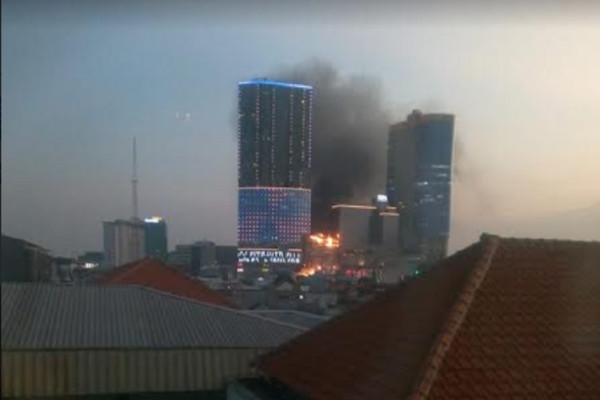 Penampakan Kebakaran Tunjungan Plaza Surabaya, Api Berasal dari Lantai Atas