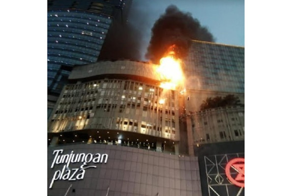 Penampakan Kebakaran Tunjungan Plaza Surabaya, Api Berasal dari Lantai Atas