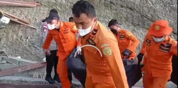 Memilukan! Korban Terjepit Badan Truk Rem Blong di Pegunungan Arfak, Evakuasi 2 Jam