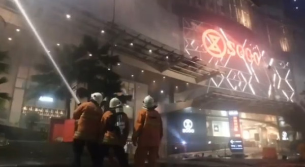 Api di Tunjungan Plaza Berhasil Dipadamkan, Broto Skylift Terus Lakukan Pembasahan
