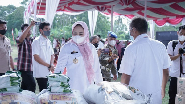 Bupati Winarti Serahkan 7 Unit Motor dan Uang Tunai untuk Rumah Ibadah