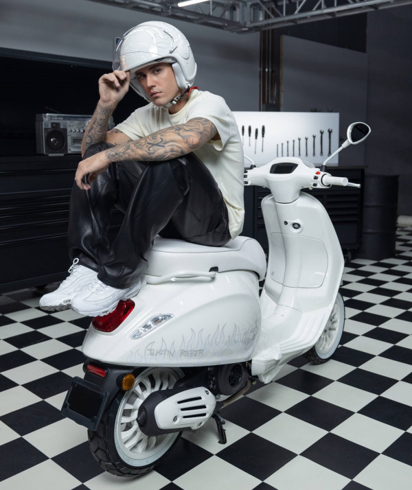 Kolaborasi Justin Bieber X Vespa, Serba Putih dengan Nyala Api di Bodi