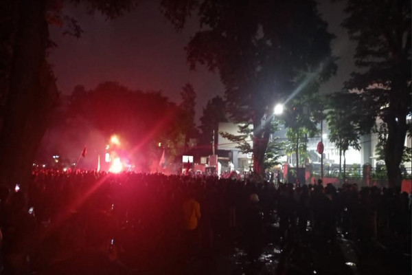 Demo Mahasiswa Bandung Memanas, Bertahan hingga Lepas Waktu Buka