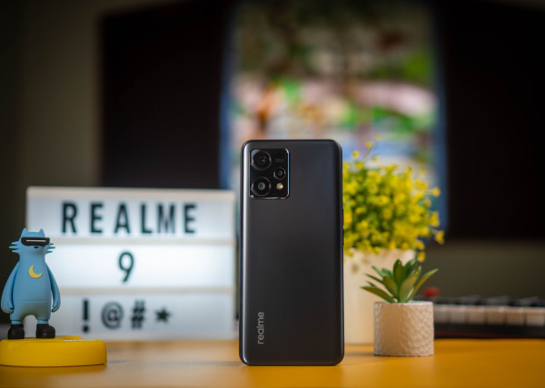 Review realme 9 4G: Kamera 108 MP, Desain Holografik, dan Layar Super AMOLED