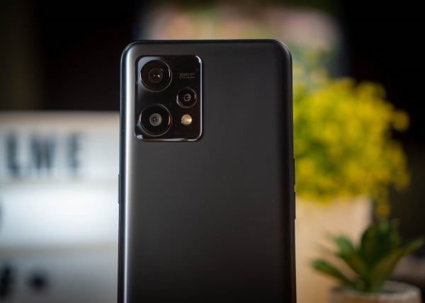 Review realme 9 4G: Kamera 108 MP, Desain Holografik, dan Layar Super AMOLED