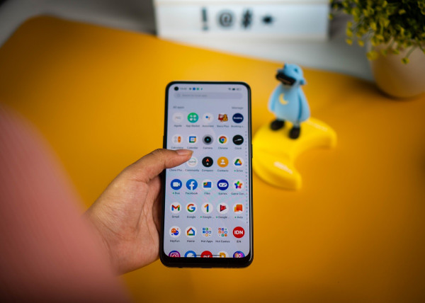 Review realme 9 4G: Kamera 108 MP, Desain Holografik, dan Layar Super AMOLED