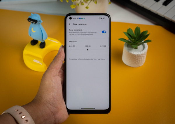 Review realme 9 4G: Kamera 108 MP, Desain Holografik, dan Layar Super AMOLED