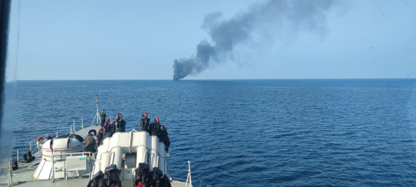 Penampakan KRI Teuku Umar-385 Evakuasi Kapal Ikan Terbakar Hebat di Teluk Jakarta