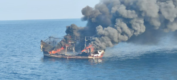 Penampakan KRI Teuku Umar-385 Evakuasi Kapal Ikan Terbakar Hebat di Teluk Jakarta