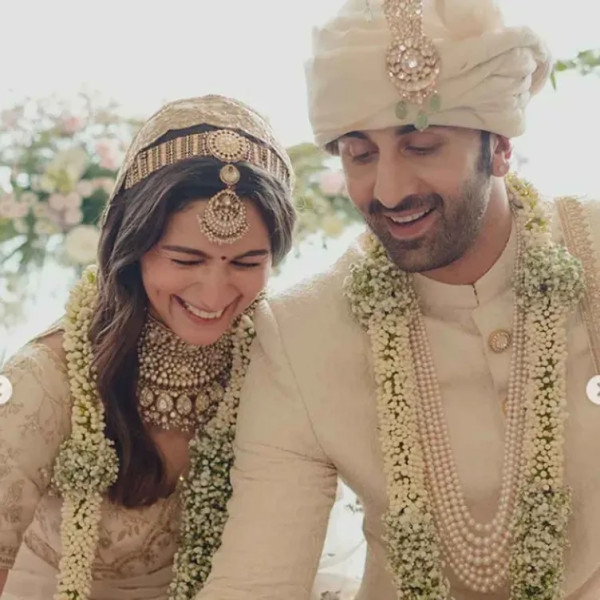 Alia Bhatt Pamer Cincin Kawin Besar usai Dinikahi Ranbir Kapoor