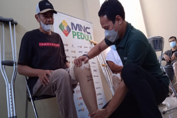 Puluhan Difabel di Jabar Dapat Bantuan Kaki Palsu dari MNC Peduli dan YEMI