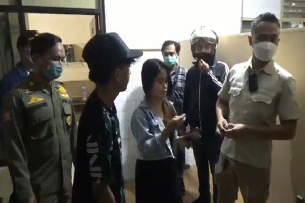 Umbar Nafsu Liar Jelang Sahur, 2 Wanita dan 1 Pria Digerebek saat dengan Buas Saling Tindih di Ranjang Losmen