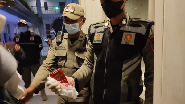 3 Cewek Seksi Kedapatan Open BO di Hotel, Petugas Temukan Kondom