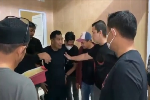 Garang Otaki Penembakan karena Selingkuh, Kasatpol PP Kota Makassar Main Drama Gandeng Istri saat Ditangkap