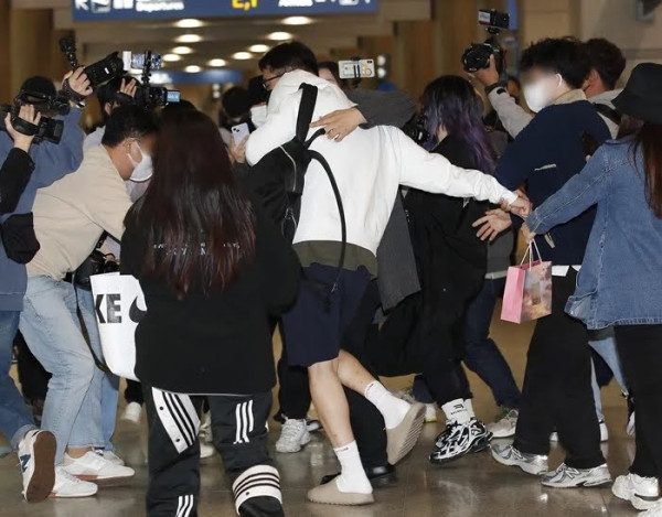 Tiba di Korea, Kim Seon Ho Langsung Diserbu Paparazzi